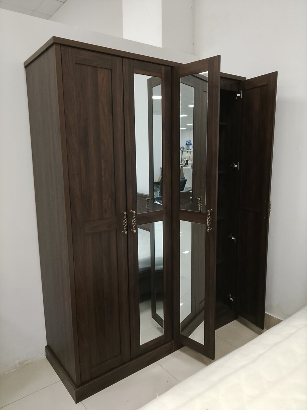 gallery-20260703143643569 D wardrobe